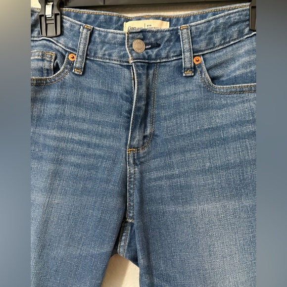 GAP Perfect Boot Jeans, Medium Wash with Subtle Fading. High Rise. Size 27 - Picture 3 of 10